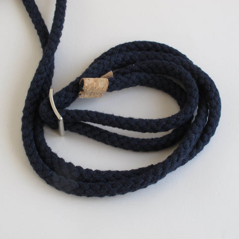 Marineblaue geflochtene Kordel für eine verstellbare Umhängetasche mit Korkdetail.