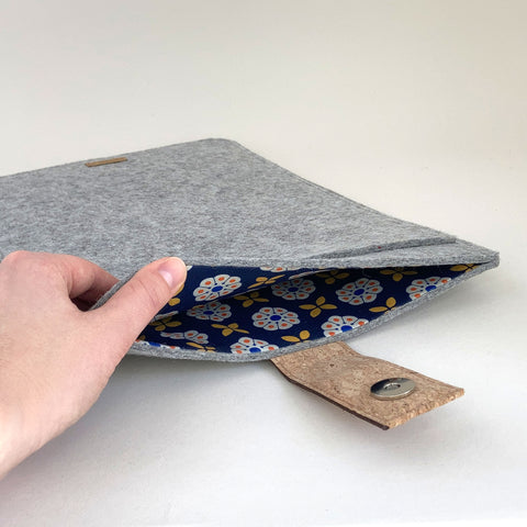 Etui til MacBook Air M3 13 | med magnetlukning og ekstra rum | lysegrå - Bloom | Model "HAKA"