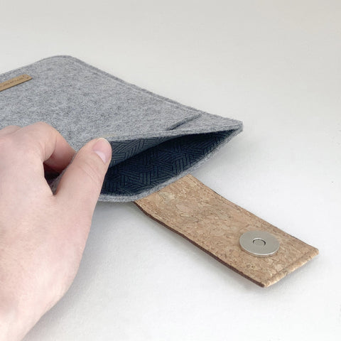 Cover til PocketBook Touch Lux 5 | med magnetlukning og ekstra rum | lys grå - Tracks | Model "HAKA"