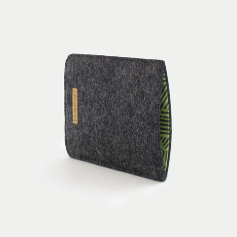 Stilvolle Handytasche aus anthrazitfarbenem Filz und Baumwolle für das Motorola Razr 50 ultra, mit einzigartigem grün gestreiftem Innenfutter.