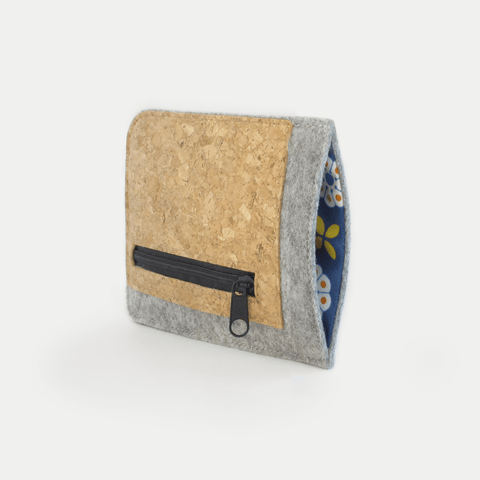 Hellgraue Handytasche aus Wollfilz und Kork für Motorola Edge 50 ultra mit praktischem Kartenfach und Reißverschluss.