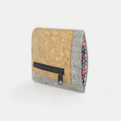 Handytasche für iPhone Air in hellgrau, gefertigt aus Filz und Kork mit Reißverschluss.