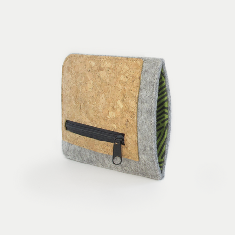 Handytasche mit Kartenfach für Samsung Galaxy A17 aus Filz und Kork, hellgrau mit ZIP-Verschluss, ideal für Alltag.