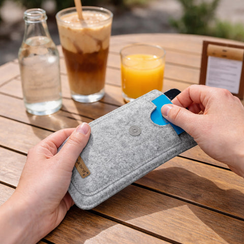 Skræddersyet telefoncover | med magnetlukning og ekstra rum | lysegrå - former | HAKA model