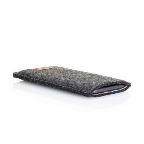 Stilvolle dunkelgraue Handytasche aus Filz und Baumwolle für das Samsung Galaxy A37 mit farbenfrohem Innenfutter.