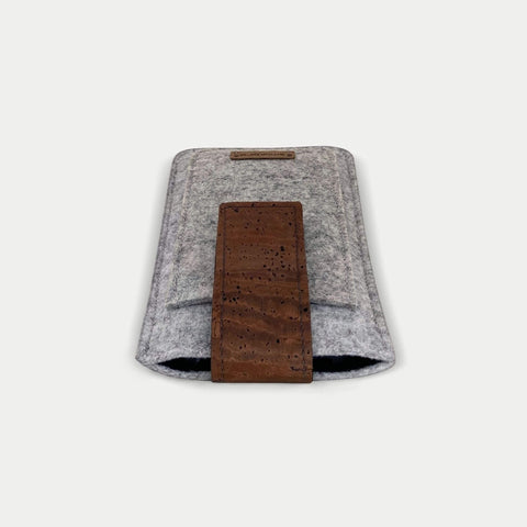 Elegante Gürteltasche aus Filz für Motorola Edge 50 ultra mit magnetischem Verschluss in hellgrau.