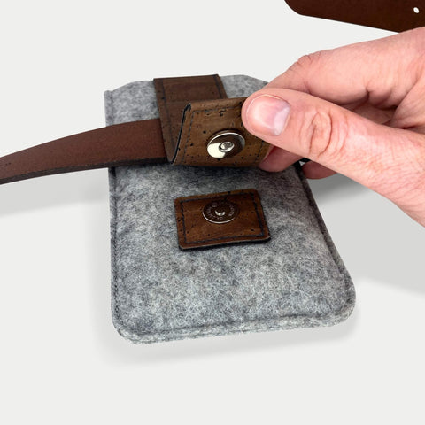 CLIP Gürteltasche für Motorola Edge 50 neo in hellgrau mit magnetischem Verschluss und Gürtelbefestigung.