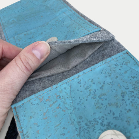 Skuldertaske til iPhone XR | lavet af filt og økologisk bomuld | lysegrå - azur | model KEDJA deluxe