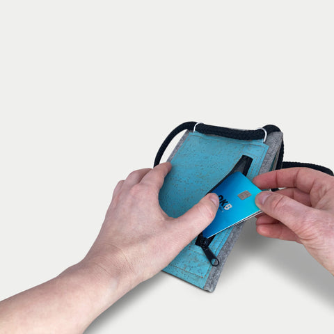 Skuldertaske til iPhone XS | af filt og økologisk bomuld | lysegrå - azur | model KEDJA deluxe