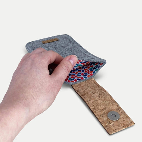 Handytasche für Google Pixel 10 Pro XL in hellgrau mit buntem Innenfutter und Magnetverschluss