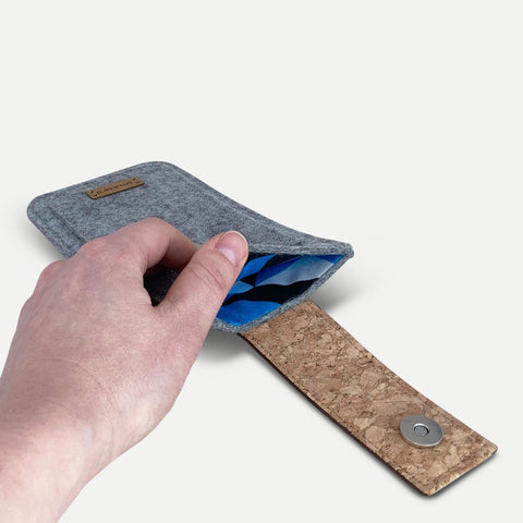 Mobiltelefonetui til iPhone 16e | med magnetlukning og ekstra rum | lysegrå - Shapes | model HAKA