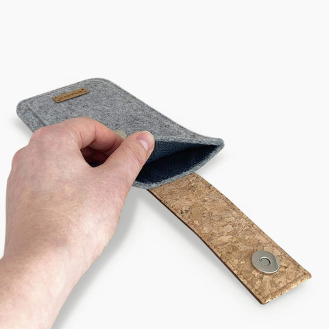 Handytasche für Motorola Edge 60 fusion in hellgrau mit Magnetverschluss und Korkgriff, nachhaltig gefertigt.