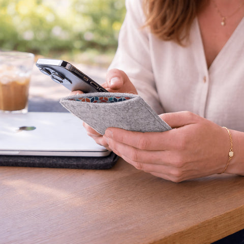 Etui til mobiltelefon | fremstillet af filt og økologisk bomuld | lysegrå - colorful | "LET"-model