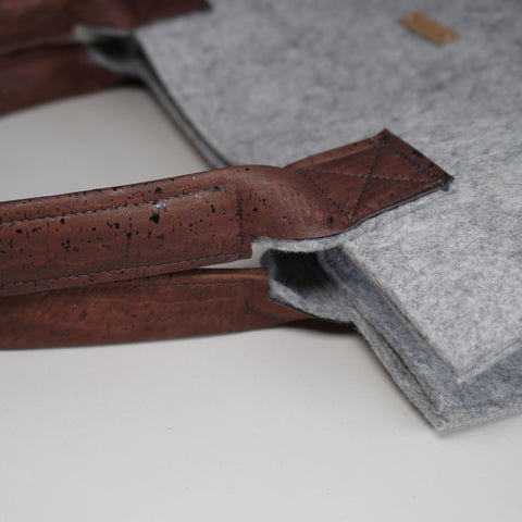 Nahaufnahme eines braunen Korkgriffs an einer Filz Shopper Tasche, handgefertigte Verarbeitung und nachhaltiges Material
