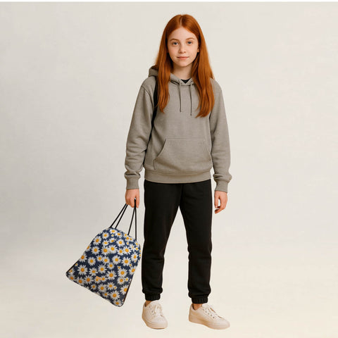 Person hält einen Turnbeutel mit Gänseblümchen-Design locker in der Hand.