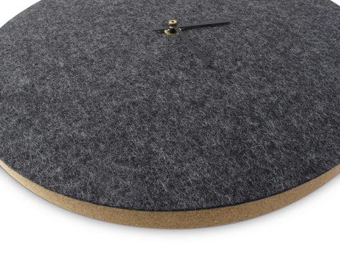 Vægur lavet af filt og kork 30 cm | antracit - sort | Design: Aalborg