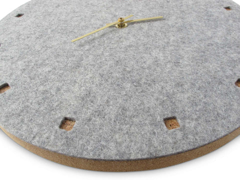 Vægur lavet af filt og kork 30 cm | lysegrå - guld | Design: Esbjerg