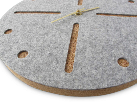 Vægur lavet af filt og kork 30 cm | lysegrå - guld | Design: Odense