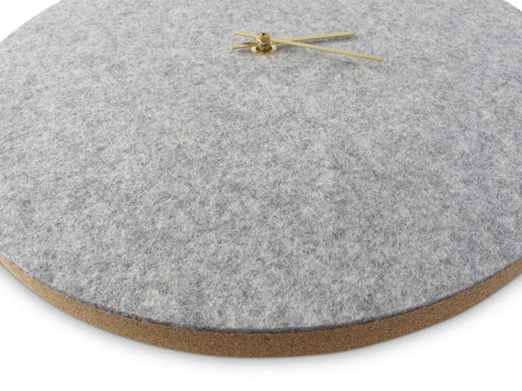 Vægur lavet af filt og kork 30 cm | lysegrå - guld | Design: Aalborg