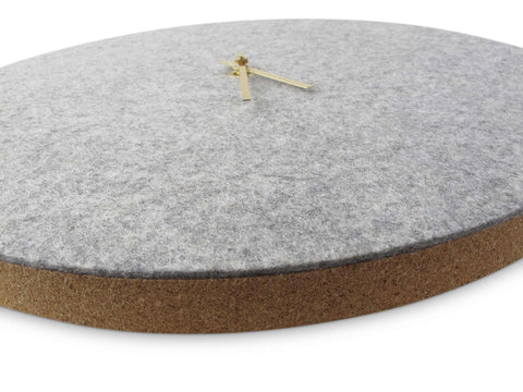 Vægur lavet af filt og kork 30 cm | lysegrå - guld | Design: Aalborg