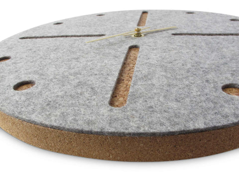 Vægur lavet af filt og kork 30 cm | lysegrå - guld | Design: Odense
