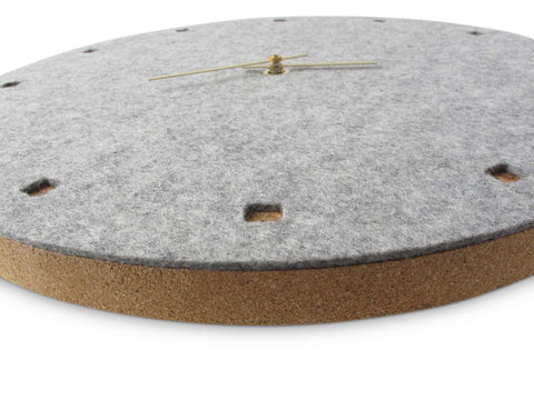 Vægur lavet af filt og kork 30 cm | lysegrå - guld | Design: Esbjerg
