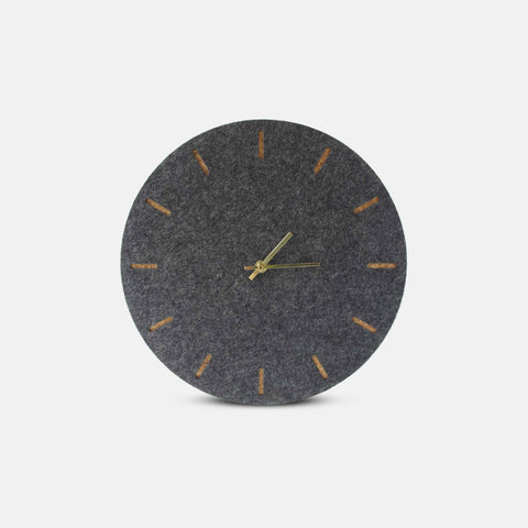 Vægur lavet af filt og kork 30 cm | antracit - guld | Design: København