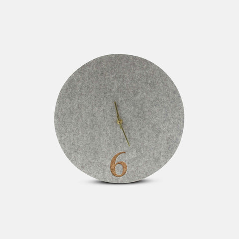 Vægur lavet af filt og kork 30 cm | lysegrå - guld | Design: Aarhus