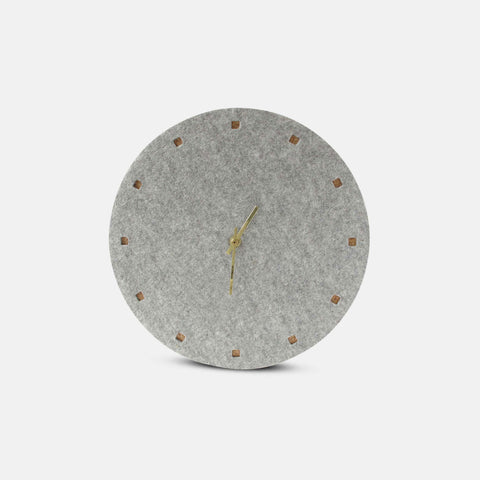 Vægur lavet af filt og kork 30 cm | lysegrå - guld | Design: Esbjerg