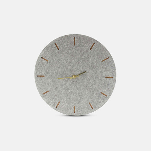 Vægur lavet af filt og kork 30 cm | lysegrå - guld | Design: København