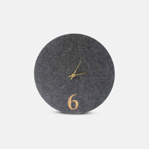 Vægur lavet af filt og kork 30 cm | antracit - guld | Design: Aarhus