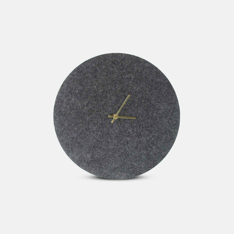 Vægur lavet af filt og kork 30 cm | antracit - guld | Design: Aalborg
