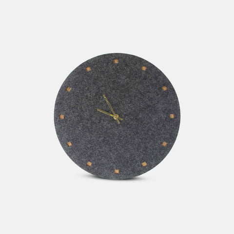 Vægur lavet af filt og kork 30 cm | antracit - guld | Design: Esbjerg