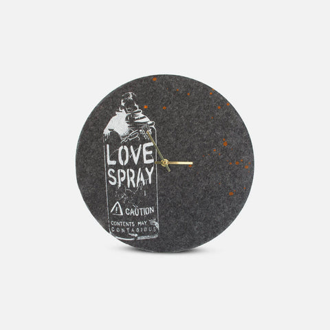 Filt og kork vægur 30 cm | Design "Love" af Anja Streese