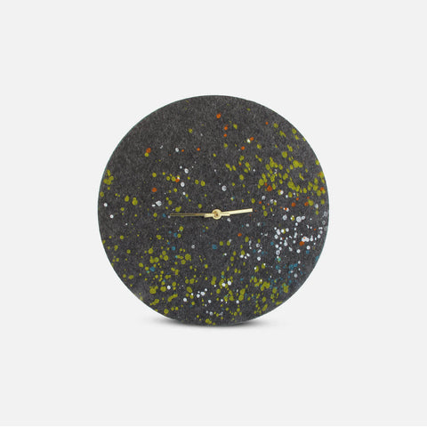 Filt og kork vægur 30 cm | Design "Dots" af Anja Streese