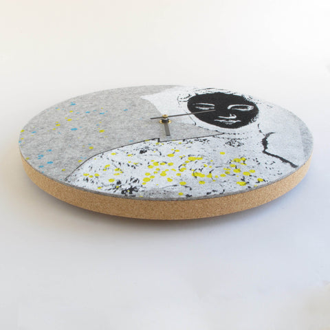 Filt og kork vægur 30 cm | Design "Woman" af Anja Streese