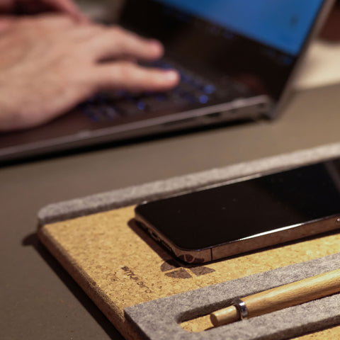 Organizer til mobiltelefon, notesblok og kuglepenne | lavet af filt og kork | lysegrå