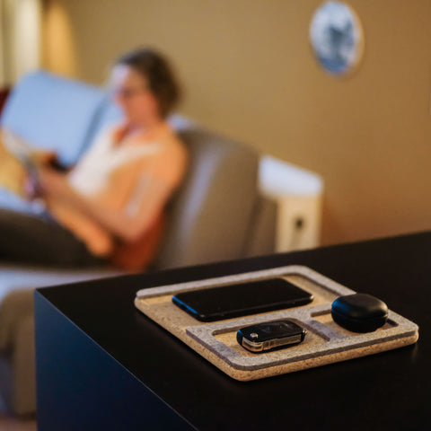 Organizer til mobiltelefon, nøgler, smykker etc. | lavet af filt og kork | lysegrå