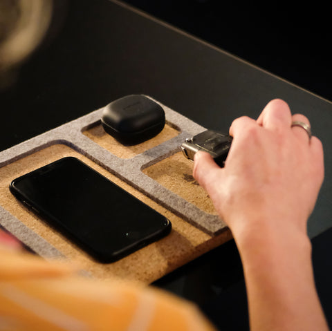 Organizer til mobiltelefon, nøgler, smykker etc. | lavet af filt og kork | antracit