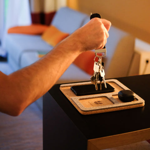 Organizer til mobiltelefon, nøgler, smykker etc. | lavet af filt og kork | lysegrå