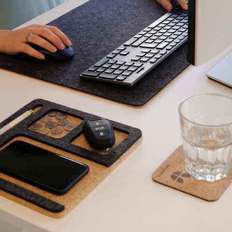 Organizer til mobiltelefon, notesblok, pen, nøgler osv. | lavet af filt og kork | antracit