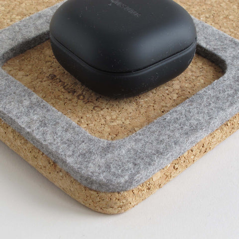 Organizer til mobiltelefon, notesblok, pen, nøgler osv. | lavet af filt og kork | lysegrå