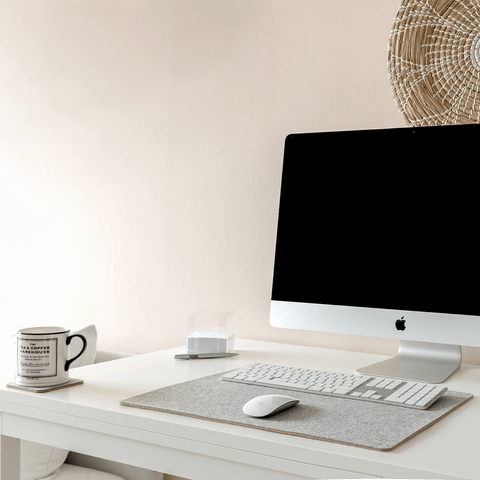 Skrivebordsunderlag af filt og kork | 38x50cm | lysegrå