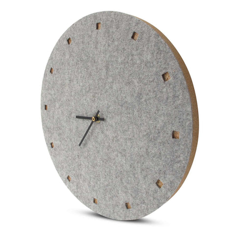 Vægur lavet af filt og kork 30 cm | lysegrå - sort | Design: Esbjerg