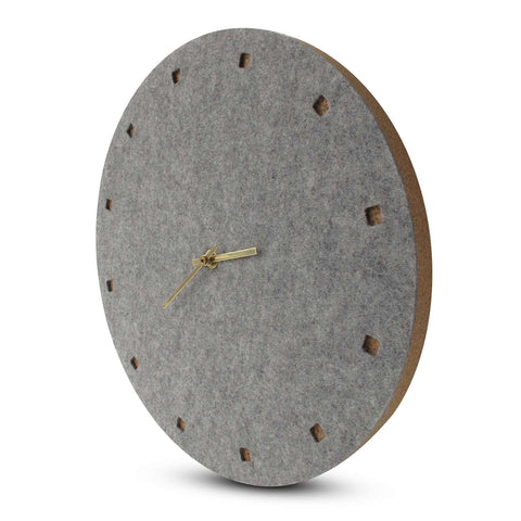 Vægur lavet af filt og kork 30 cm | lysegrå - guld | Design: Esbjerg