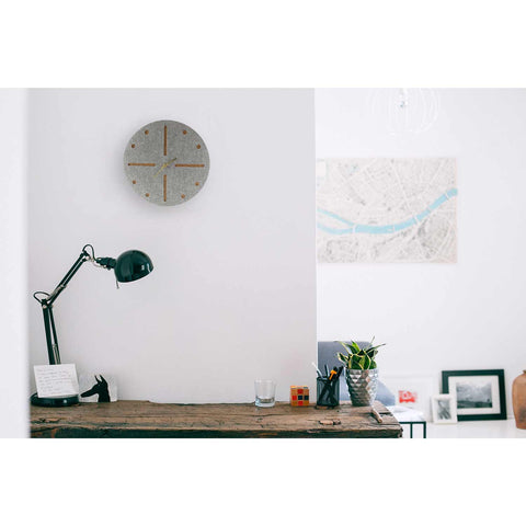 Vægur lavet af filt og kork 30 cm | lysegrå - guld | Design: Odense