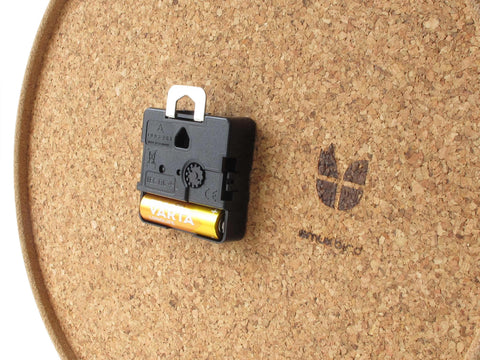 Vægur lavet af filt og kork 30 cm | lysegrå - guld | Design: Aalborg