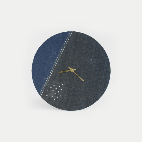 Vægur Wabi Sabi Denim rundt 30 cm | Denim - Guld | Design: Osaka