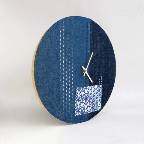 Vægur Wabi Sabi Denim rundt 30 cm | Denim - Guld | Design: Nagoya