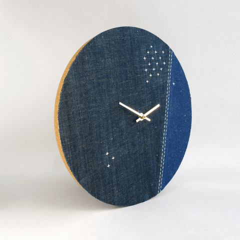 Vægur Wabi Sabi Denim rundt 30 cm | Denim - Guld | Design: Osaka